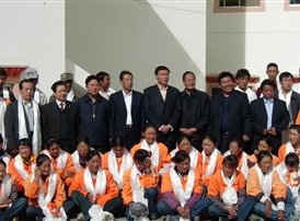 2017藏历新年加查县政府领导慰问我