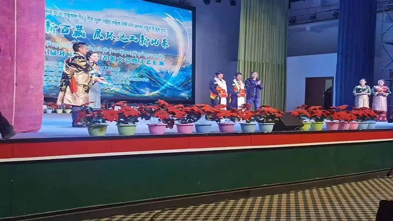 我们看到的仅仅是他们背影的那一抹橘黄