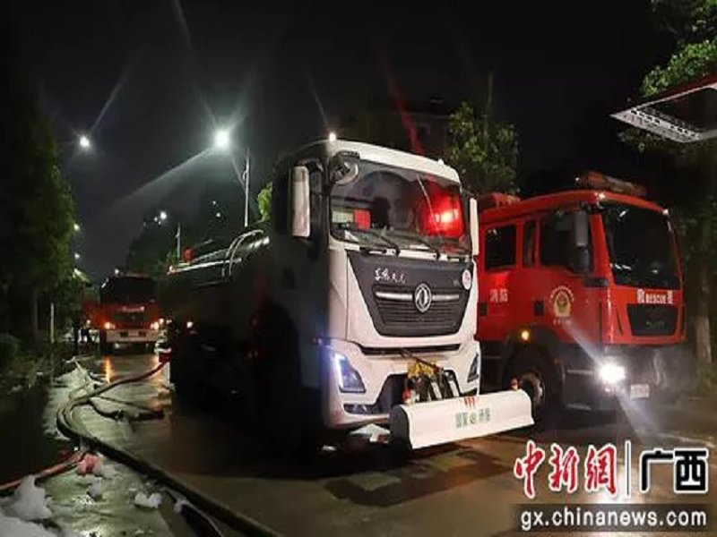 急需水车运送水源协助救火