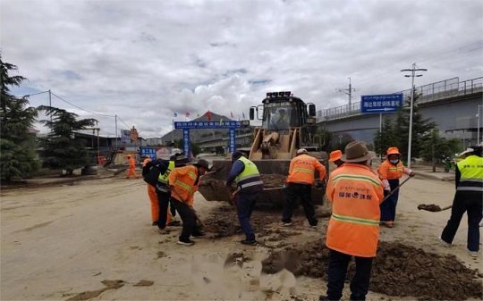 暴雨导致山南市部分道路出现了严重的积
