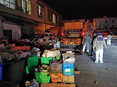 (林芝市政府副市长任卫东向工作人员安
