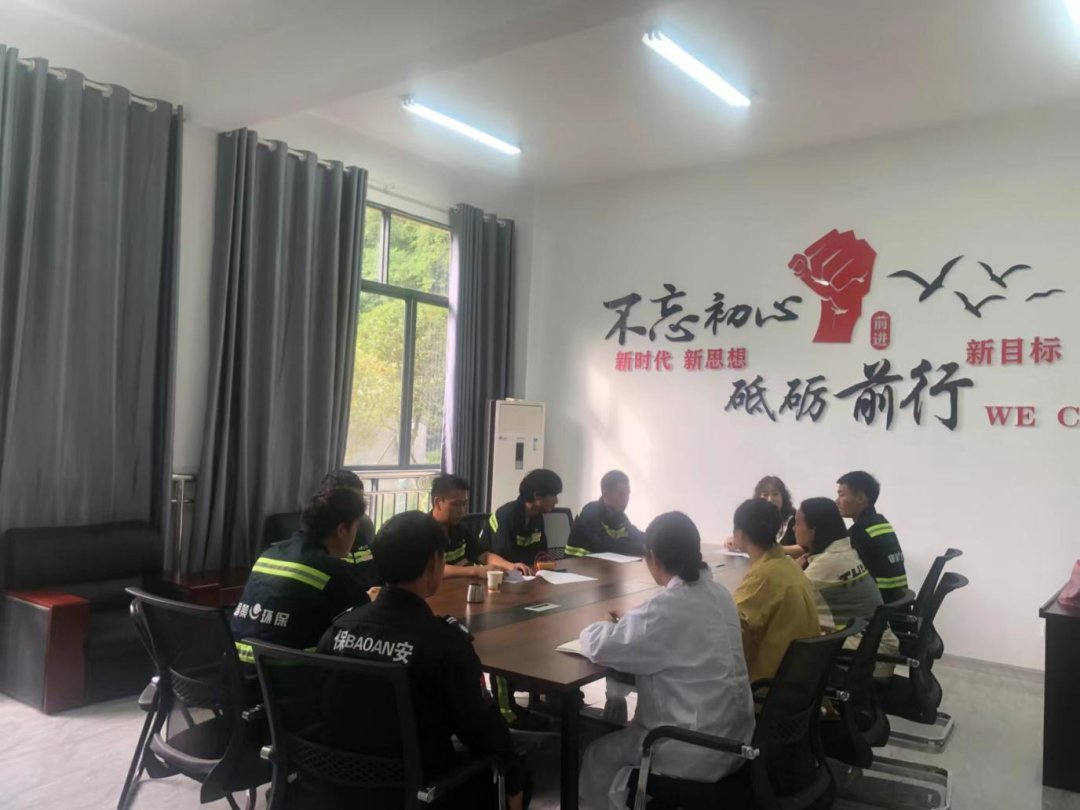 扛着铁楸