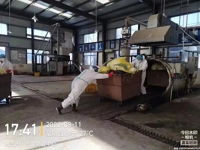 将一面印有“忠于职守 一心为民”的锦
