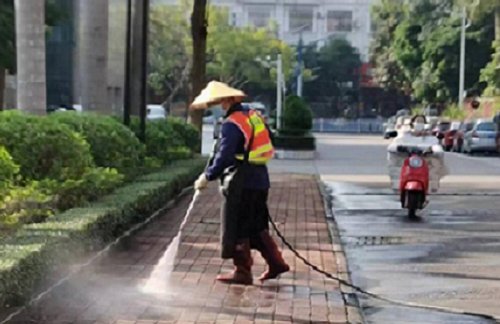 人行道和公共场所等人流密集区域进行高